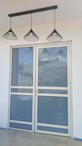 התקנת דלת אלומיניום